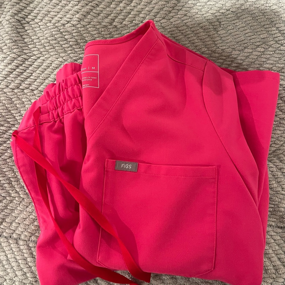 Figs shocking pink scrub set